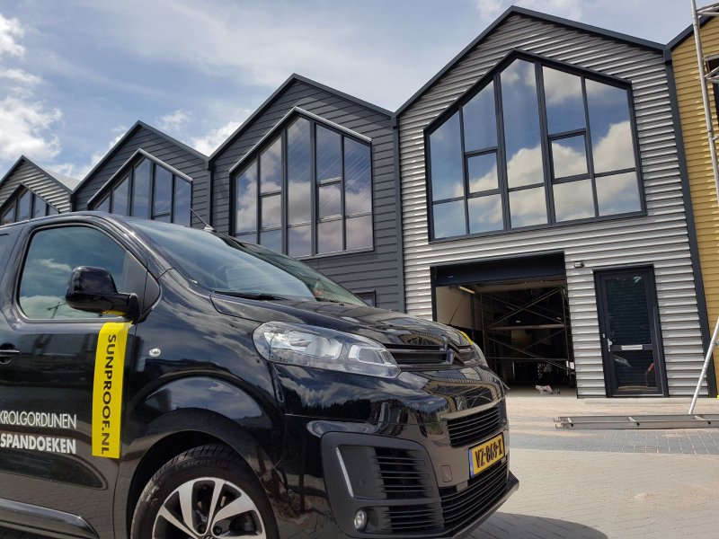 Sunproof bedrijfswagen met belettering